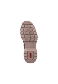 Suola nera di scarpa con un motivo di battistrada robusto. Gomma marrone chiaro con indentazioni e un logo rosso al centro. Design durevole per la trazione.