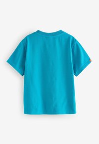 Turkis kortærmet t-shirt, fremstillet af bomuldsmateriale, rund hals, ensfarvet uden mønstre, og et lille mærke på højre ærme.