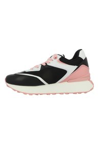 Chaussure de sport noir et blanc avec des accents roses, un dessus en maille, une semelle rembourrée et une semelle extérieure en caoutchouc texturé avec des crampons de traction.