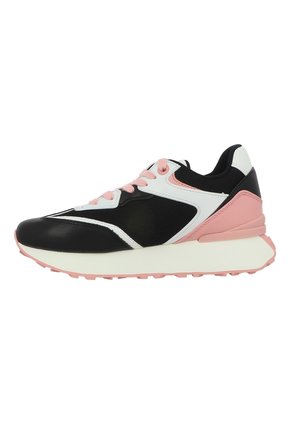 Chaussure de sport noir et blanc avec des accents roses, un dessus en maille, une semelle rembourrée et une semelle extérieure en caoutchouc texturé avec des crampons de traction.