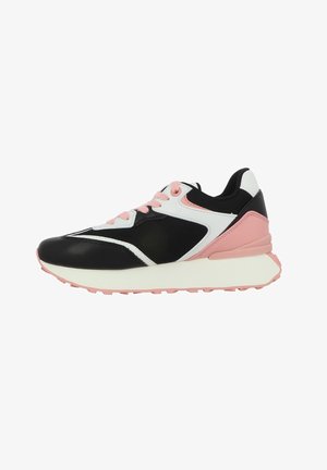 Chaussure de sport noir et blanc avec des accents roses, un dessus en maille, une semelle rembourrée et une semelle extérieure en caoutchouc texturé avec des crampons de traction.