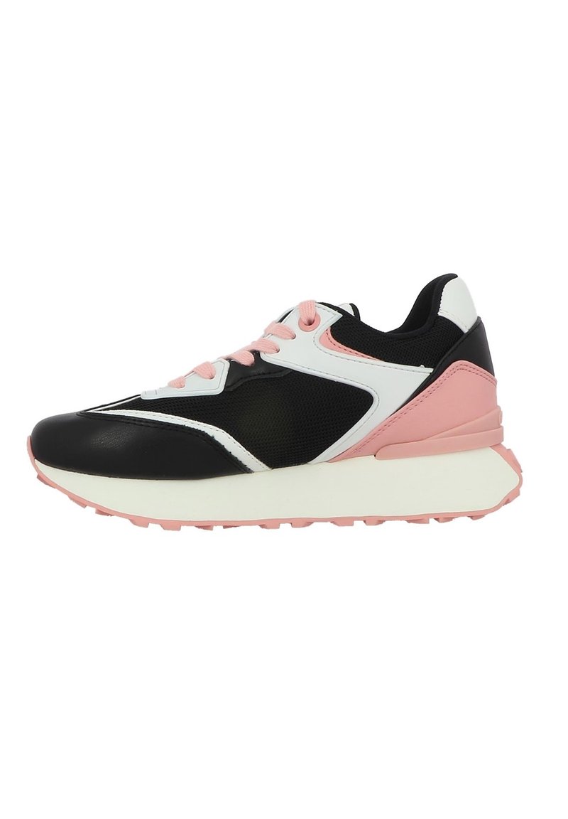 Chaussure de sport noir et blanc avec des accents roses, un dessus en maille, une semelle rembourrée et une semelle extérieure en caoutchouc texturé avec des crampons de traction.