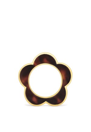 Bague en forme de fleur avec motif écaille de tortue et bords dorés, présentant cinq pétales arrondis et un centre ouvert.