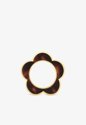 Bague en forme de fleur avec motif écaille de tortue et bords dorés, présentant cinq pétales arrondis et un centre ouvert.