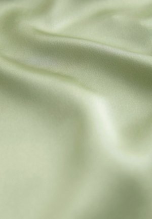 Lysegrønt satin stof med en glat, blank tekstur, der viser bløde folder og en subtil glans. Ingen mønstre eller udsmykninger til stede.
