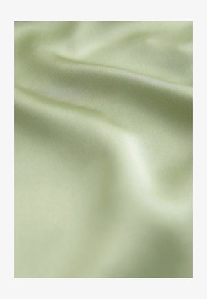 Lysegrønt satin stof med en glat, blank tekstur, der viser bløde folder og en subtil glans. Ingen mønstre eller udsmykninger til stede.