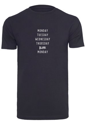 Zwart T-shirt met witte verticale tekst: "MAANDAG," "DINSDAG," "WOENSDAG," "DONDERDAG," "KNIP," "MAANDAG." Klassiek ontwerp met ronde hals.