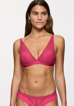 Roze kanten bralette met een diepe V-hals en brede schouderbanden, versierd met een bloemenpatroon en een zachte stof. Gecombineerd met een bijpassende slip.
