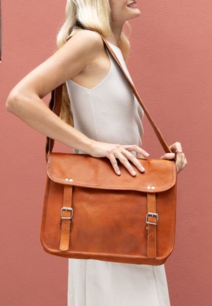 Gusti Leder, JOHN 15" - Aktentasche - brown