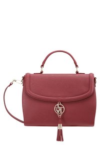 Czerwona torebka strukturalna o gładkiej fakturze, z górnym uchwytem i odczepianym paskiem na ramię. Posiada złote akcenty oraz dekorację w postaci frędzla.
