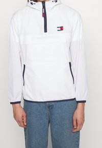Tommy Jeans Windjack - white