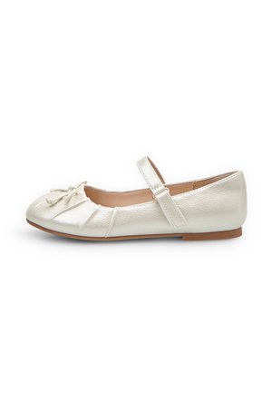 Chaussure plate Mary Jane silver métallisée avec un petit nœud sur l'orteil arrondi et une fine bride sur le cou-de-pied.