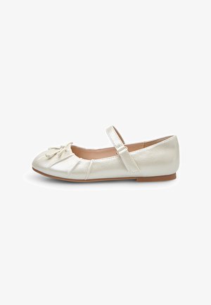 Chaussure plate Mary Jane silver métallisée avec un petit nœud sur l'orteil arrondi et une fine bride sur le cou-de-pied.