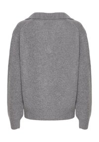 Suéter gris de punto con un corte holgado, textura suave y cuello vuelto. Presenta mangas anchas y espalda lisa.