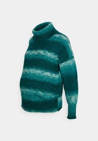 Pulover s turtleneck o barvi teal z gradientnimi črtami temnejših in svetlejših odtenkov, s rebrastimi manšetami in robom ter mehko pleteno teksturo.