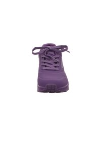 Chaussure de sport violette avec un design texturé, bout rond, devant à lacets et languette rembourrée. Semelle en caoutchouc avec un motif de grip pour une meilleure adhérence.