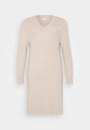 Beige gebreide jurk met een V-hals, lange mouwen met manchetten, en een getailleerde silhouet. Gladde textuur en jurk tot de knie.