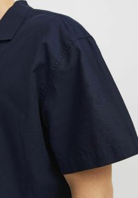 Jack & Jones JJESUMMER RESORT LINEN MIX SHIRT - Camisa - navy blazer