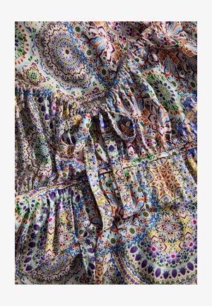 Kleurrijke stof met complexe bloem- en geometrische patronen in paars, oranje, groen en blauw, met een geplooide textuur en strikken.