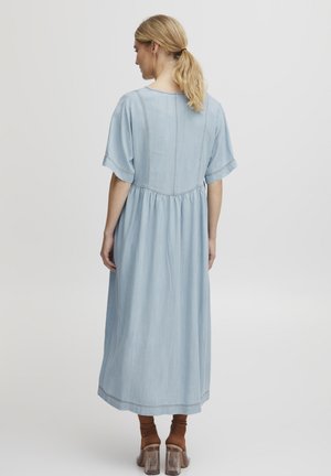 Vestito di cotone blu chiaro con maniche corte, corpino aderente, vita arricciata e gonna lunga e fluida, con dettagli di cucitura sottili.