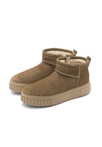 Botas de tobillo de ante marrón con un upper texturizado, suave forro de piel y una suela de plataforma beige. Presenta costuras decorativas y lengüetas.