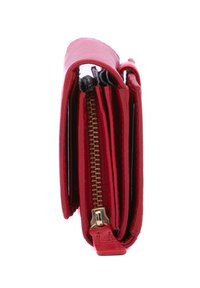 Portefeuille en cuir rouge avec fermeture éclair, plusieurs fentes pour cartes et un design compact avec une texture lisse et des accents subtils.