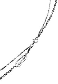 Silberne Kettenhalskette mit zwei Strängen, versehen mit einem gravierten KUZZOI-Tag und einem runden Verschluss. Glatte Textur und feine Glieder.