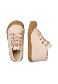 Světlé růžové boty s texturovanou koženou svrchní částí, kulatými špičkami a zlatými akcenty. Krémové stélky a tanové gumové podrážky s gripovými vzory.