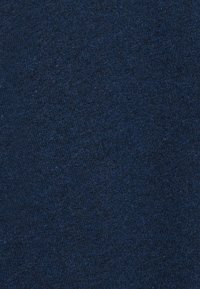 Tejido azul marino con una superficie suave y ligeramente texturizada. El material parece ligero con un patrón de tejido sutil y uniforme en toda su extensión.