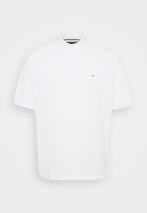 Weißes Polo-Shirt aus Baumwolle, mit Kragen, zwei Knöpfen und einem kleinen Logo auf der linken Brust. Einfaches und klassisches Design.
