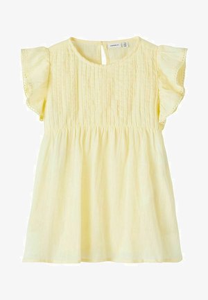 Robe pour tout-petit de couleur jaune clair avec manches courtes volantées, corsage texturé, encolure ronde et taille froncée, taille indiquée 28M.