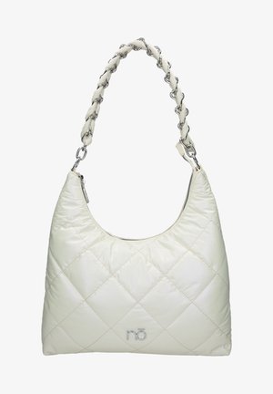 Borsa bianca trapuntata con forma curva, dotata di una tracolla intrecciata e hardware argentato. Logo visibile sul davanti. Chiusura con zip.