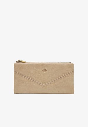 Portefeuille zippé en cuir beige avec finition texturée, détail avant en forme de V cousu, et petit nom de marque embossé centré près du haut.