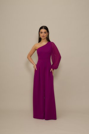 One-shoulder jumpsuit i livlig magenta, med ett langt, gjennomsiktig erme, skreddersydd passform og vid bukseben-silhuett. Glatt stoff med en lett glans.