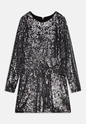 Melna kleita ar garām piedurknēm, pārklāta ar vertikālām spīdumiem, ar savilktu vidukļa detaļu unapaļu kakla izgriezumu aizmugurē.