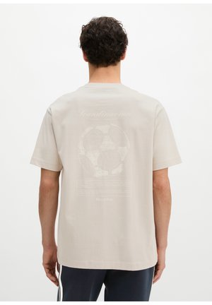 Marc O'Polo MOP CLUB '67 FOOTBALL T-SHIRT, HEAVY JERSEY, OVERSIZE - Μπλουζάκι με στάμπα - beige