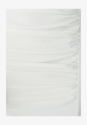 Tissu de robe blanche avec des fronces verticales sur le côté, texture lisse et éclat subtil, finition sans couture et sans matériel visible.