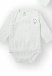 Body de bebé blanco de manga larga con pequeños estampados de corazones grises, material suave de algodón, cierre lateral con broches y un diseño bordado de ratón.