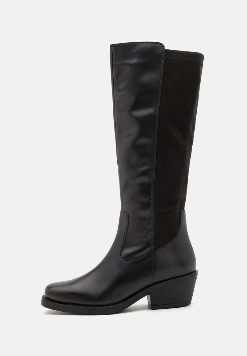 Svarta knähöga stövlar med slät läder och mjuka mockadetaljer, rundad tå och en låg blockklackdesign.