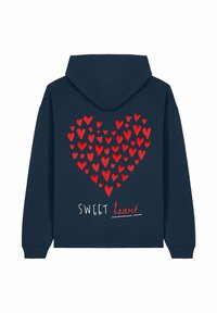 Hoodie bleu marine avec un grand cœur rouge constitué de cœurs plus petits. Texte "SWEET heart" en blanc sous le graphique. Tissu en coton doux.