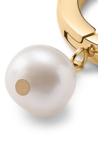 Gullring med en glitrende hvit perlecharms. Perlen har en jevn overflate med en liten gulldetalj.