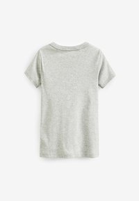T-shirt gris à manches courtes en coton doux. Il possède un col rond et une texture simple et lisse, sans motifs ni embellissements.