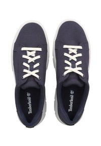 Marineblaue Leinenturnschuhe mit weißen Schnürsenkeln, runder Zehenpartie und strukturiertem Finish. Verfügt über eine gepolsterte Innensohle und Timberland-Label im Inneren.