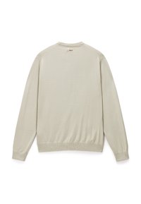Beige langetermijn-sweater met lange mouwen en ronde hals, gezien vanuit de achterkant, met een klein detail in rood, wit en zwart onder de halslijn.