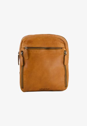 Tasche aus braunem Leder in quadratischer Form, mit zwei Reißverschlusstaschen an der Vorderseite und einem eingeprägten Logo an der Unterseite. Glatte Textur.