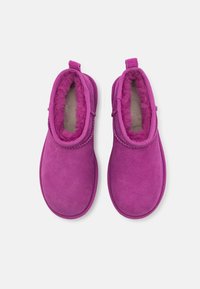 UGG CLASSIC ULTRA MINI - Tronchetti - mangosteen