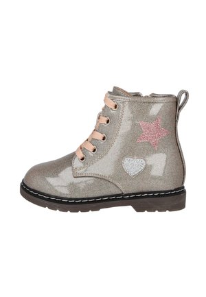 Botín plateado con brillo, detalles en forma de corazón y estrella en rosa y plata, cordones beige, punta redondeada y suela de goma negra.