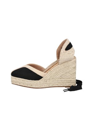Zapato espadrille de cuña con parte superior de lona en negro y beige, suela de cuerda trenzada y cinta beige con cuadros para el tobillo con lazada negra.