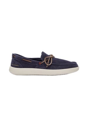 Mocassino in camoscio blu navy con suola beige, lacci in pelle marrone annodati davanti e logo "Peuterey" sul tallone laterale.