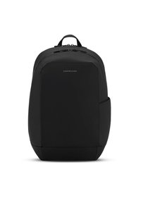 Mochila negra de nylon con un diseño rectangular y elegante, que cuenta con un cierre con cremallera, un asa superior y un bolsillo lateral. Marca minimalista visible.